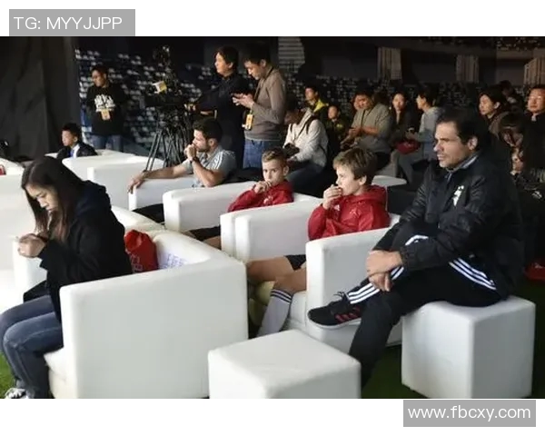 足球明星送祝福语传递温暖与力量激励年轻球员追逐梦想