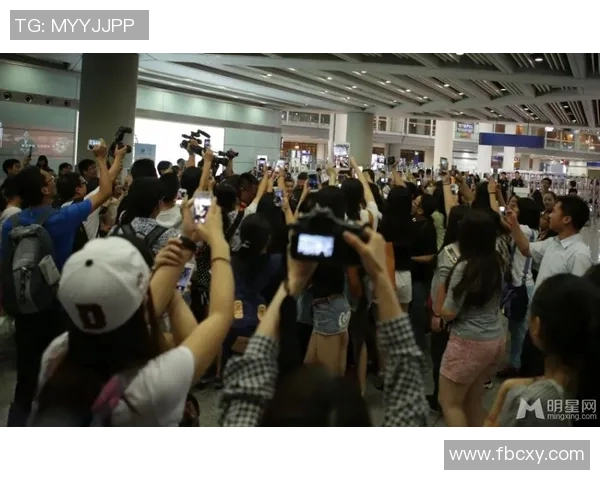 足球明星遭粉丝围堵现场视频曝光引发热议与讨论